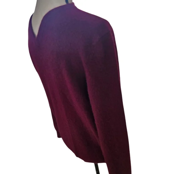 Men's V-Neck Sweater - Cashmere- Burgundy - Picture 5 of 5
